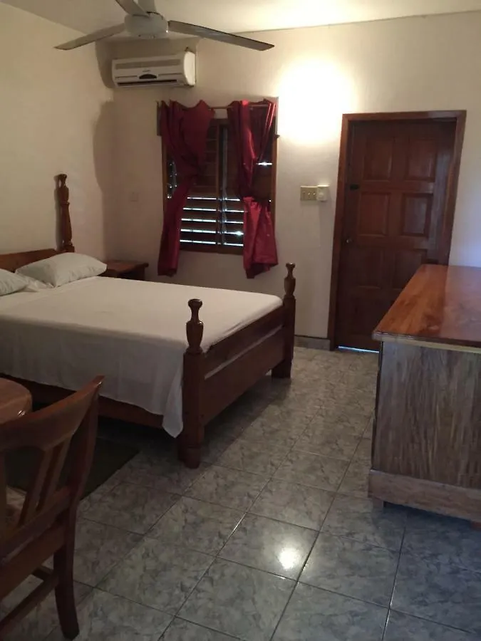Callie'S Beach House Hotel Portmore