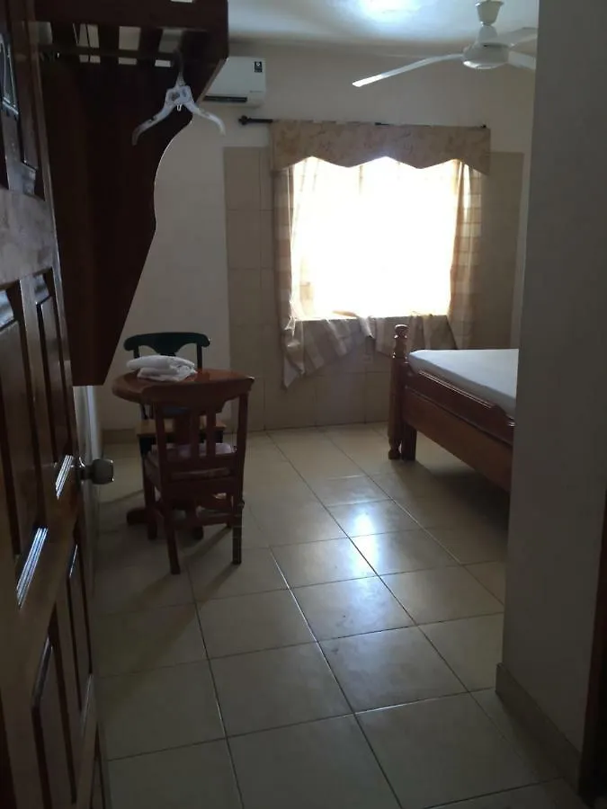 Callie'S Beach House Hotel Portmore Jamaica